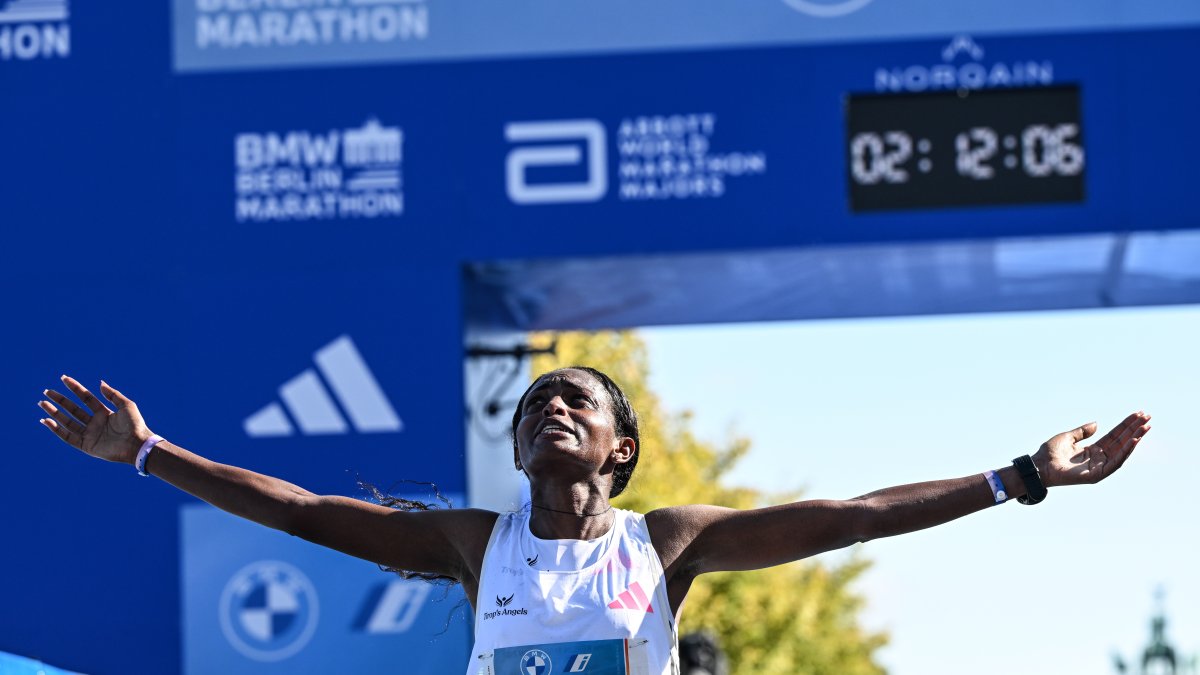 Tigist Assefa y su felicidad tras ganar la maratón de Berlín e imponer récord.