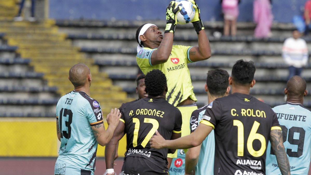 El golero Leonel Nazareno tuvo un gran desempeño con Cumbayá en el empate ante Aucas.