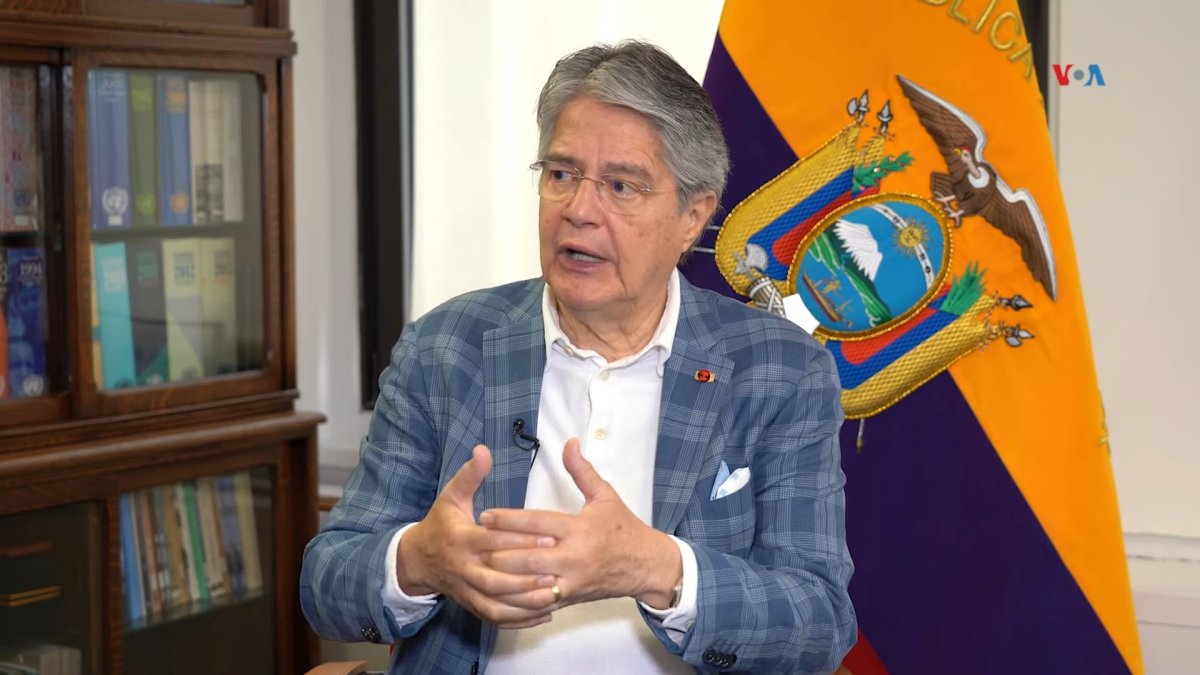 Expresiones. El presidente Guillermo Lasso en una entrevista periodística.