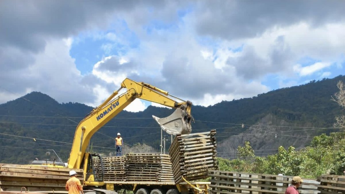 Trabajos para restablecer la movilidad en la vía El Chaco-Reventador, Napo.