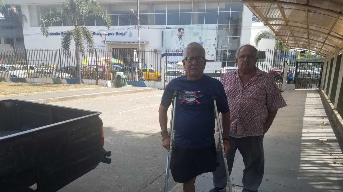 Espera. Freddy Cedeño es uno de los 229 pacientes del Hospital Teodoro Maldonado Carbo, del IESS, en espera de una prótesis. Por la limitación de su movilidad, lo transporta y acompaña un vecino.