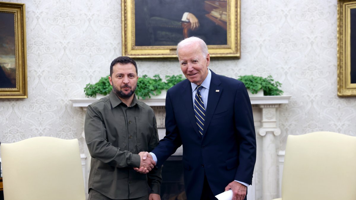 El presidente de Ucrania, Volodímir Zelenski, y el presidente de Estados Unidos, Joe Biden, se dan la mano durante una reunión bilateral en la Casa Blanca, en Washington, el 21 de septiembre de 2023.