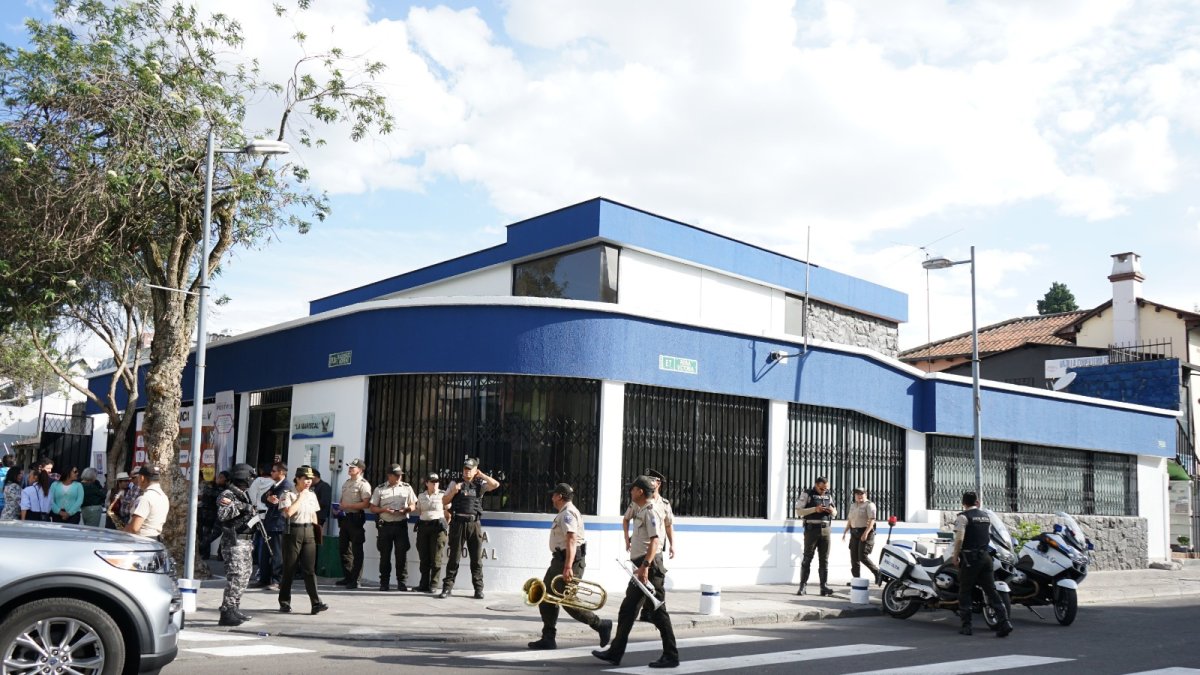 Equipado. Como parte de la inversión incluye camas, colchones y otros.