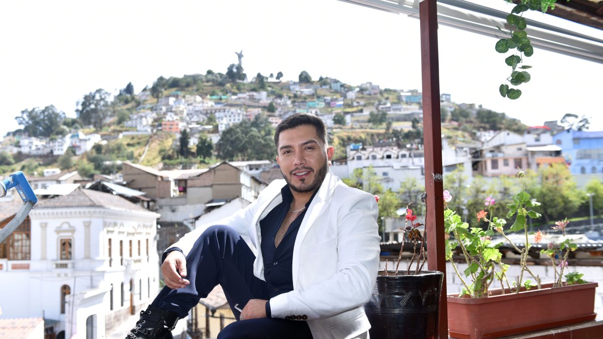 Junior Chávez alista dos proyectos para la televisión ecuatoriana, en los que combinará farándula con pódcats.