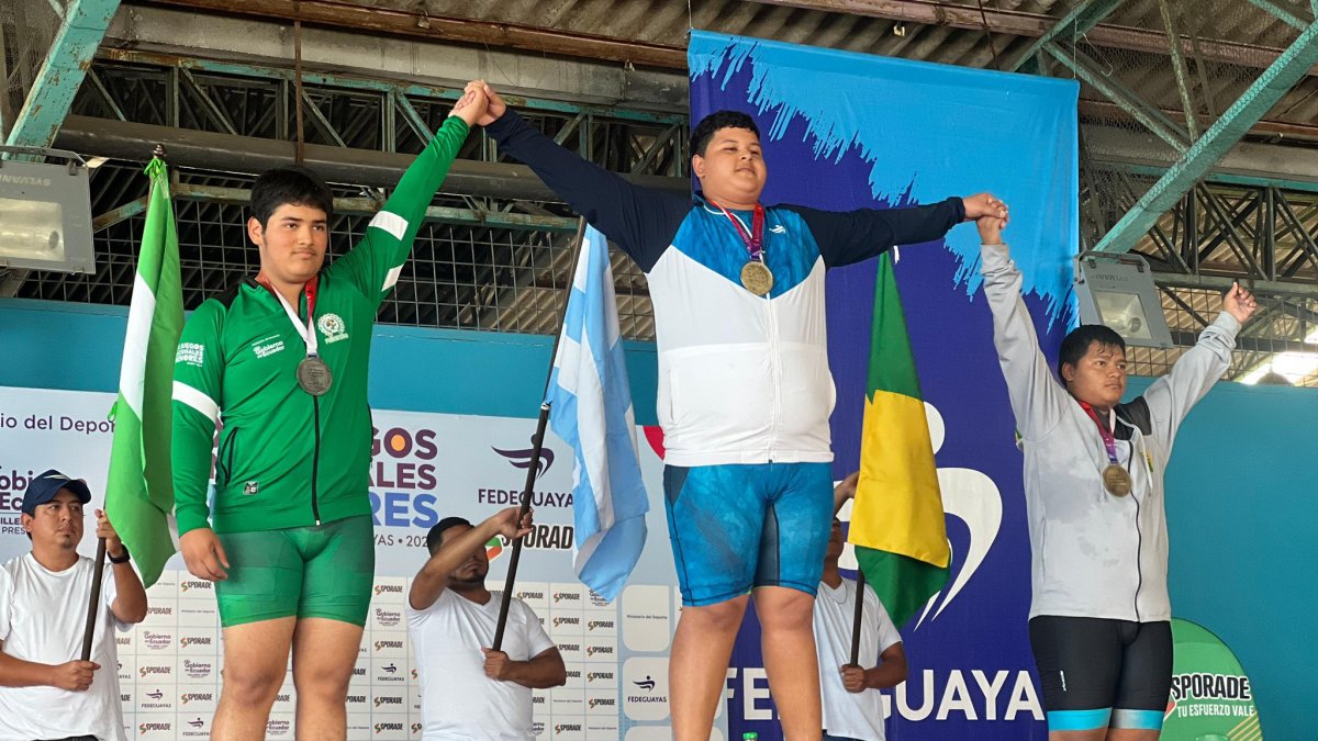 Jostin Ormaza (c) alzó sus brazos en señal de festejo por el primer lugar.