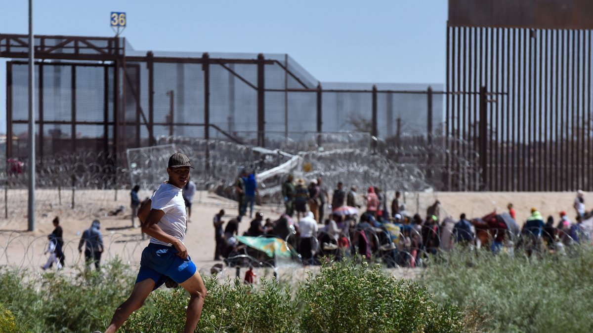 Un migrante corre ante la presencia de operativos de patrullaje en la frontera con Estados Unidos en Ciudad Juárez (México).