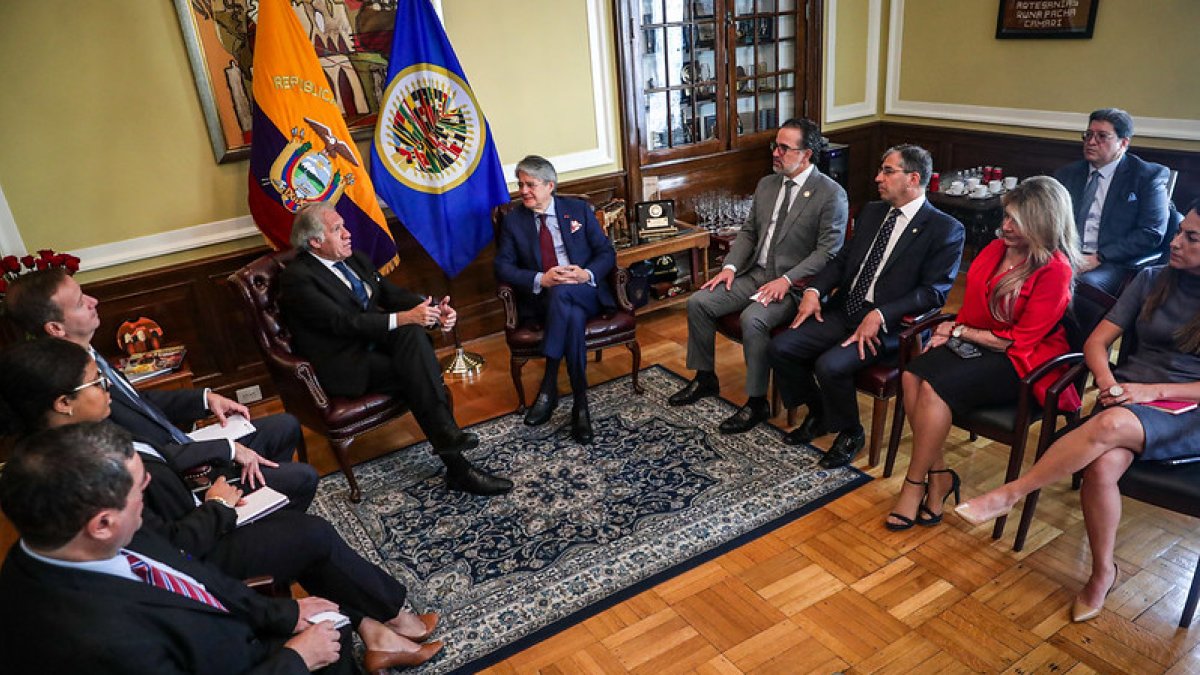 El presidente del Ecuador, Guillermo Lasso (derecha); y el secretario general de la OEA, Luis Almagro, durante una reunión en Washington, este lunes 25 de septiembre.