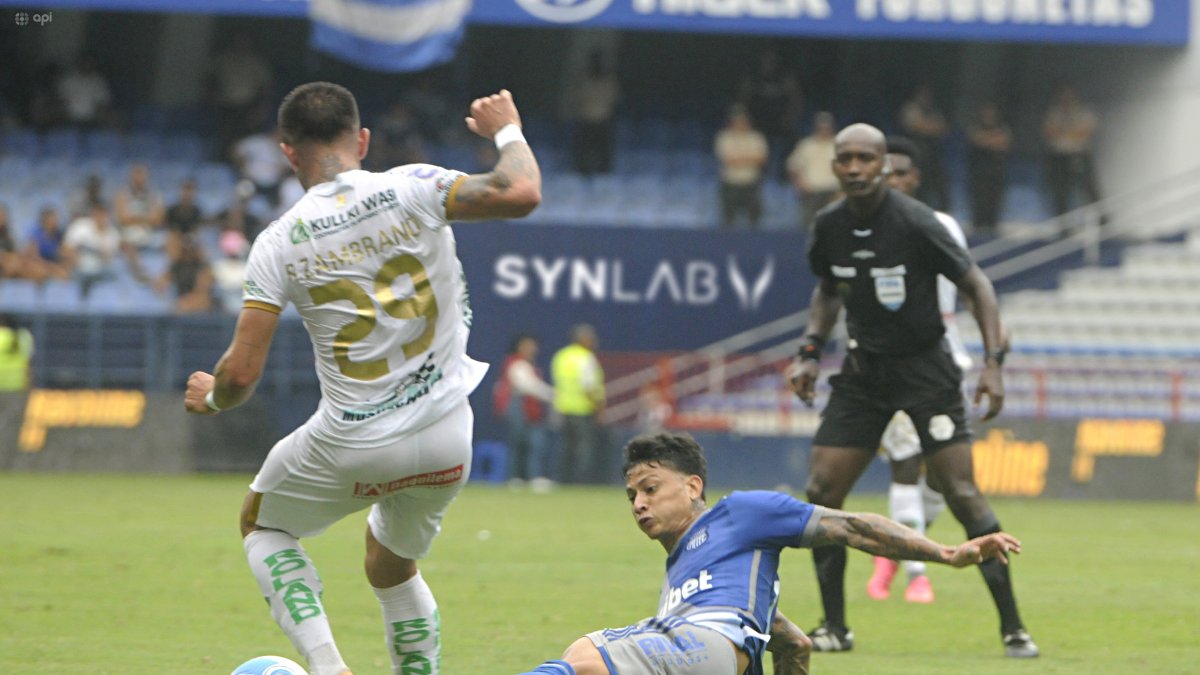 Zapata ha dejado buenas impresiones en sus últimos partidos con los millonarios. En esta foto, durante el compromiso entre Emelec y Mushuc Runa que finalizó 3-1 a favor de los locales.