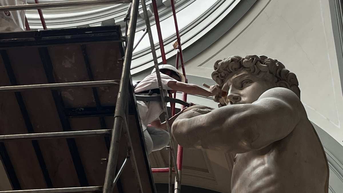 Trabajo. Un técnico recoge partículas de polvo del David.