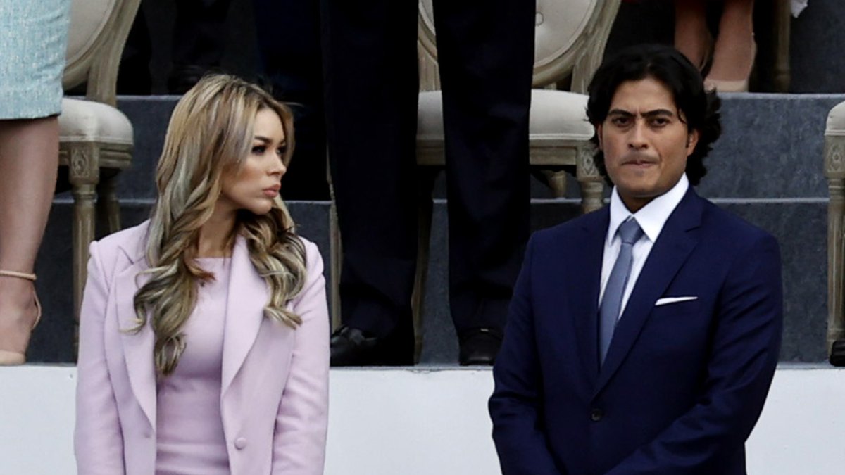 Nicolás Petro Burgos (d), hijo del presidente Gustavo Petro, junto a su entonces esposa Day Vásquez, en la Plaza Bolívar en Bogotá (Colombia).