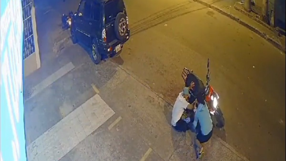 Un hombre que llevaba al menor en su motocicleta, se lanzó al suelo con el niño para cubrirlo con su cuerpo junto a una mujer