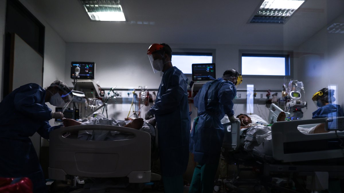 Médicos y enfermeros trabajan en una Unidad de Cuidados Intensivos ayer, en el Hospital de la Provincia de Buenos Aires, en una fotografía de archivo.