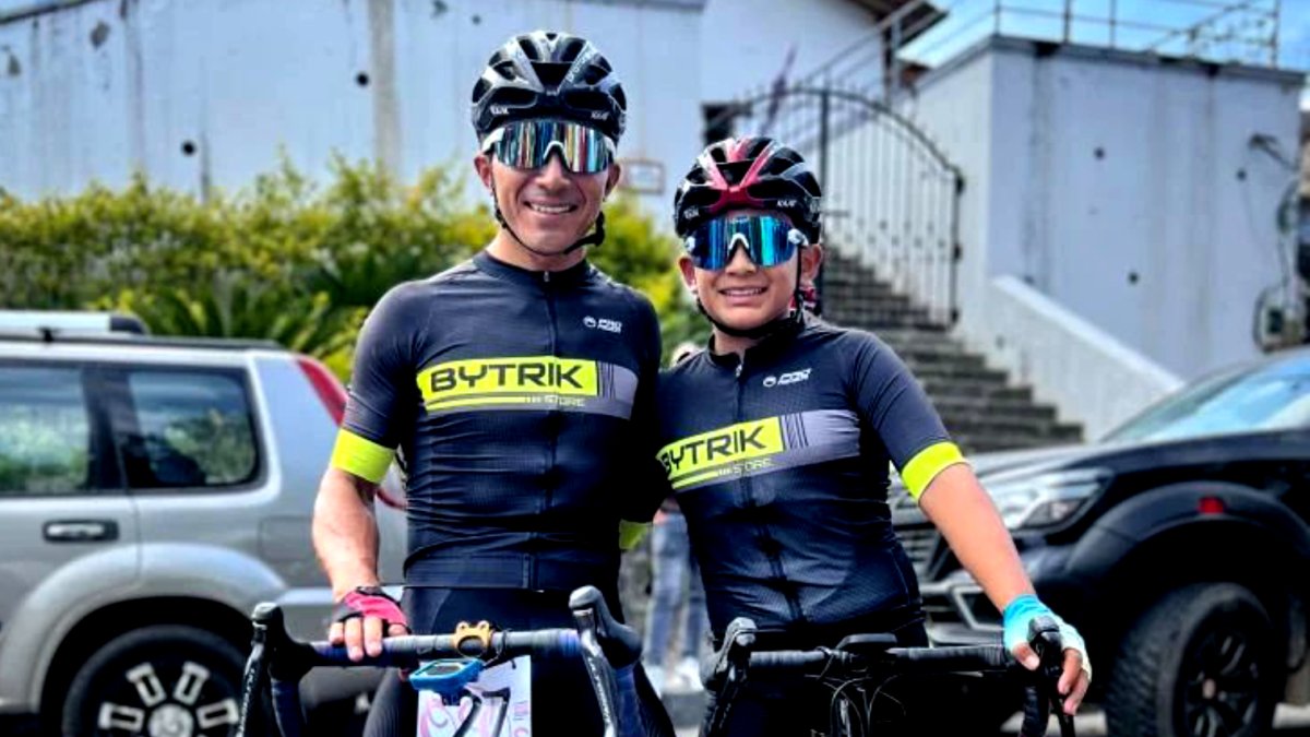 Byron Guamá con su hijo Matías, de 12 años, quien sigue su legado en el ciclismo.