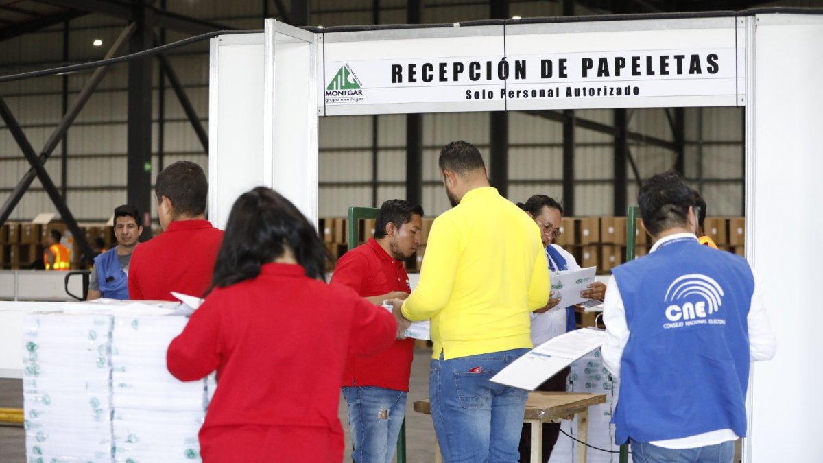 Cita. Los paquetes con el material para 101 delegaciones del exterior son papeletas para elegir asambleístas.