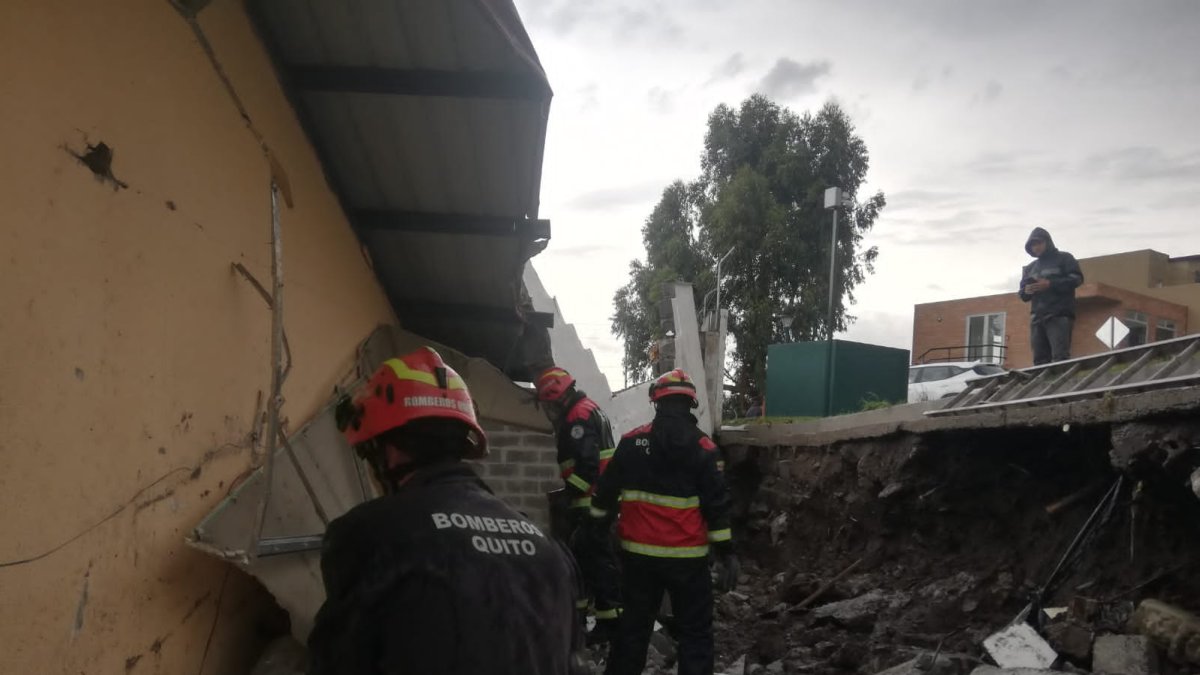 Atención. Miembros del Cuerpo de Bomberos acudieron a brindar ayuda.