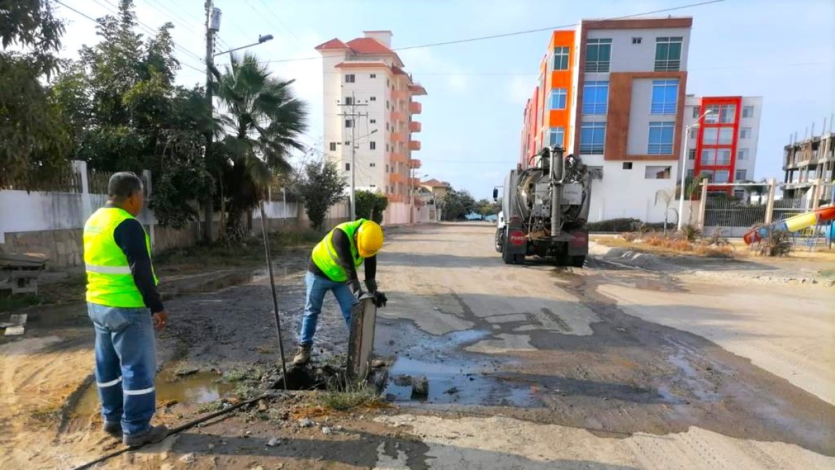 Daños. En distintos tramos de la ciudadela Costa de Oro, en Salinas, es común ver cómo las alcantarillas se colapsan.