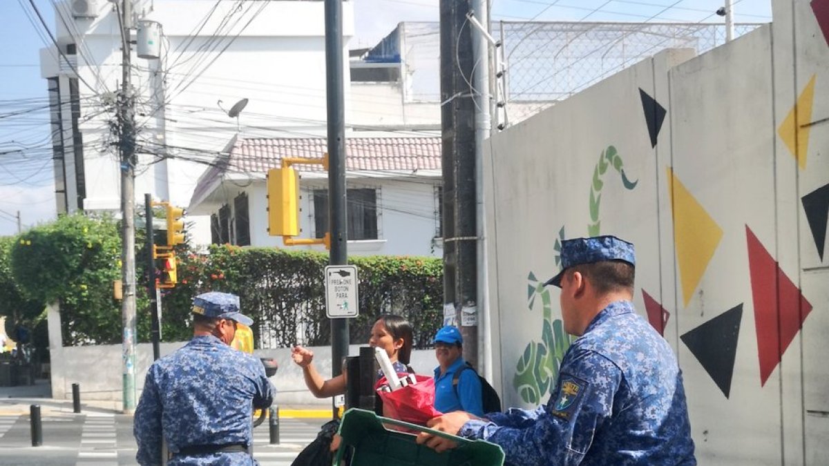 Controversia. Agentes metropolitanos levantaron el comercio de una mujer que vendía comida en los exteriores de una unidad educativa, en Ceibos.