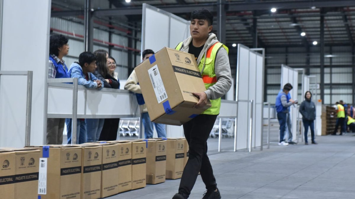 La empresa Montgar es la encargada del armado y sellado del material electoral.