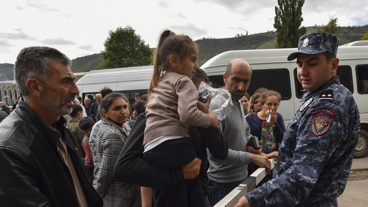 Tras un alto el fuego acordado el 20 de septiembre de 2023, Azerbaiyán abrió todos los puntos de control con Armenia para la salida sin obstáculos de civiles del territorio en disputa.