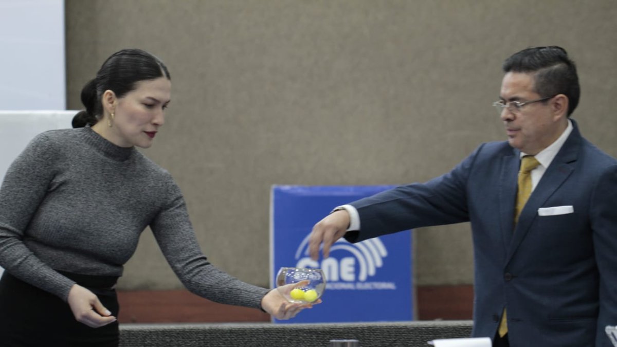 Sorteo manual de la ubicación de los candidados en el debate