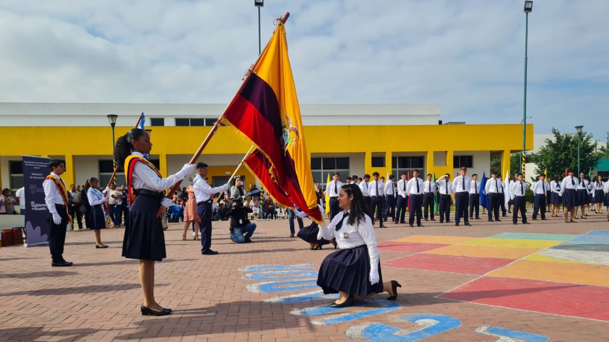 Los estudiantes de tercero e bachillerato del colegio Ileana Espinel participaron en el juramento a la bandera.