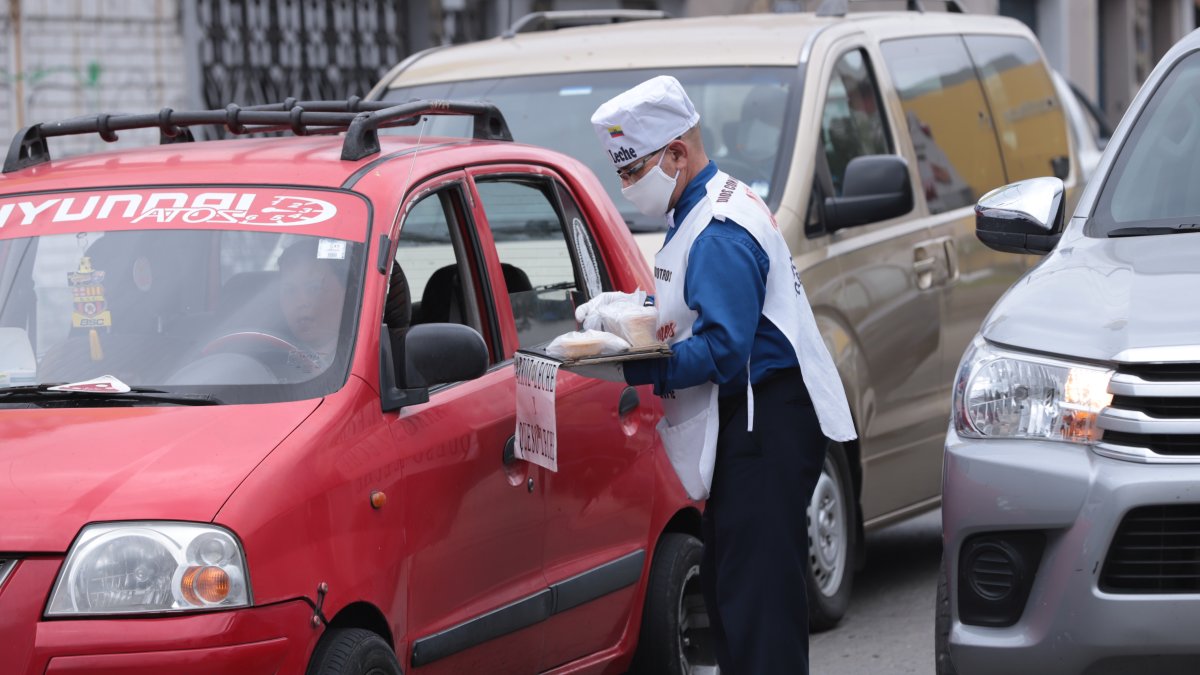 Ramón vende arroz con leche y otros postres en el norte de Guayaquil.