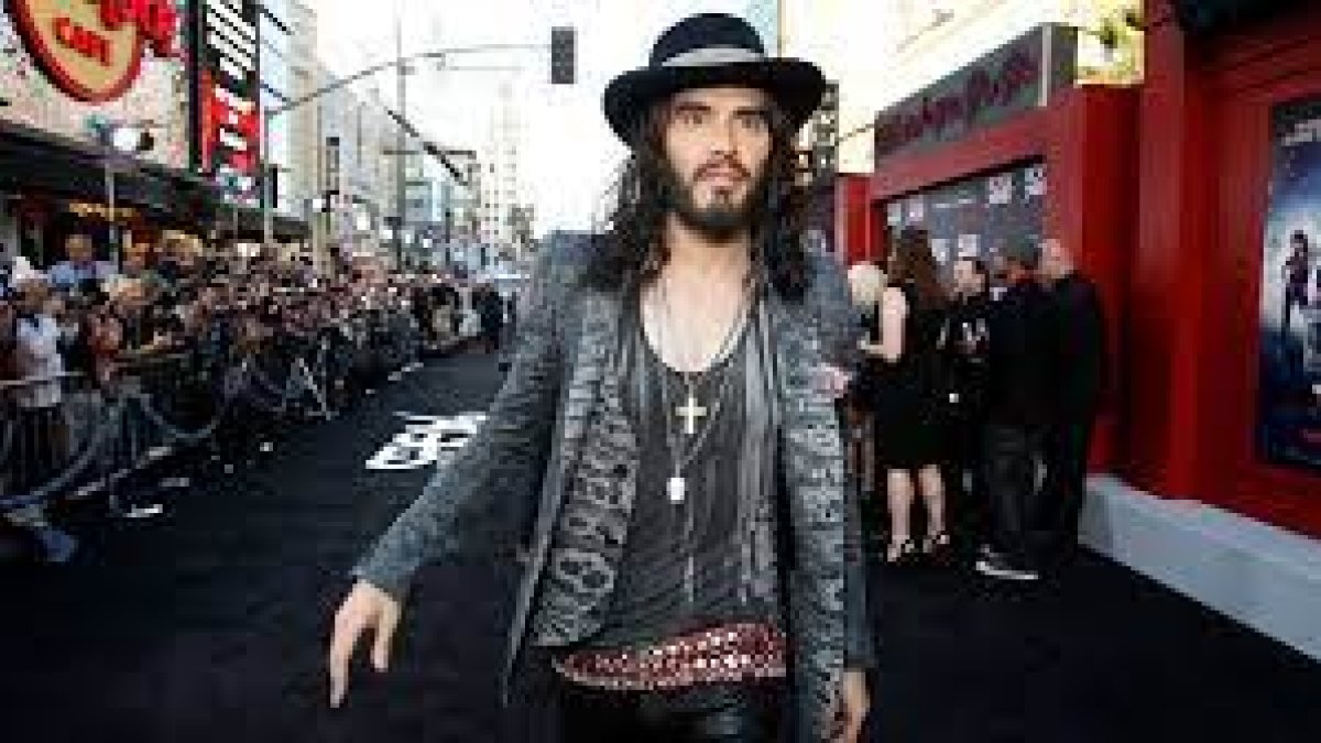 Russell Brand niega las acusaciones y ha manifestado que las relaciones fueron consensuadas.