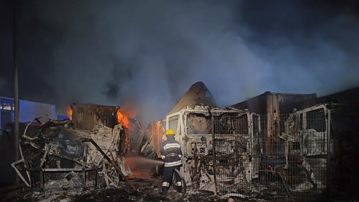 Fotografía proporcionada por la Administración Estatal Regional de Odesa muestra a los rescatistas trabajando para apagar un incendio tras un ataque nocturno ruso.