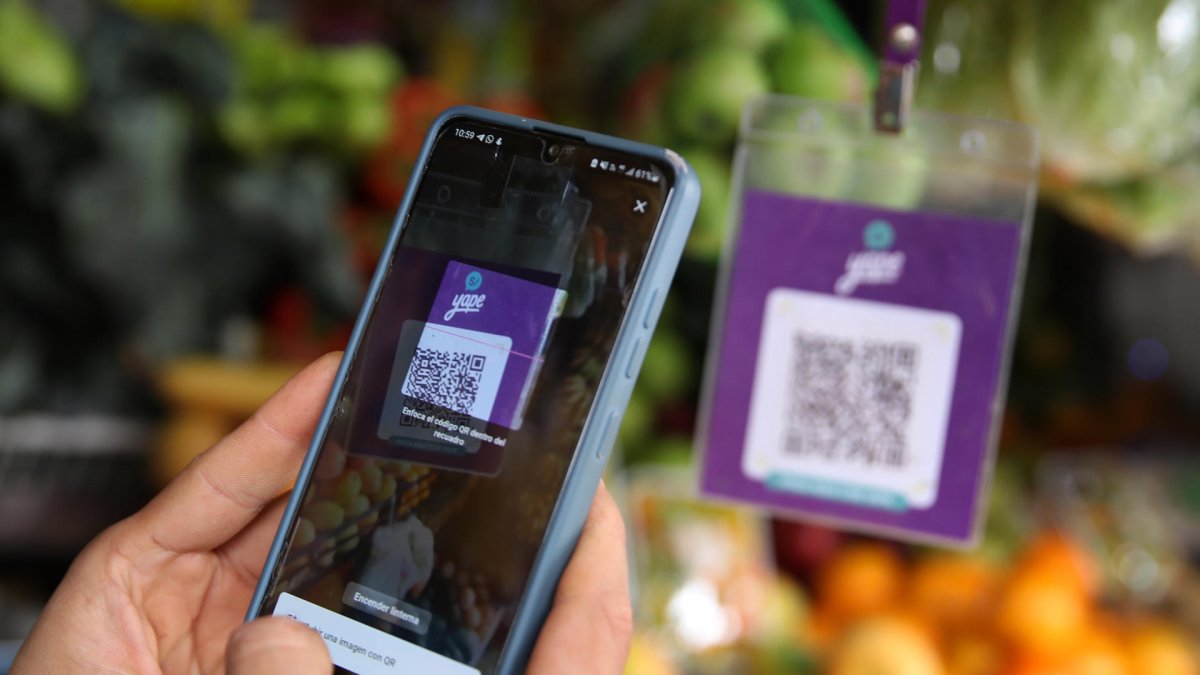 Un cliente escanea un código QR para realizar un pago, el 8 de septiembre de 2023
