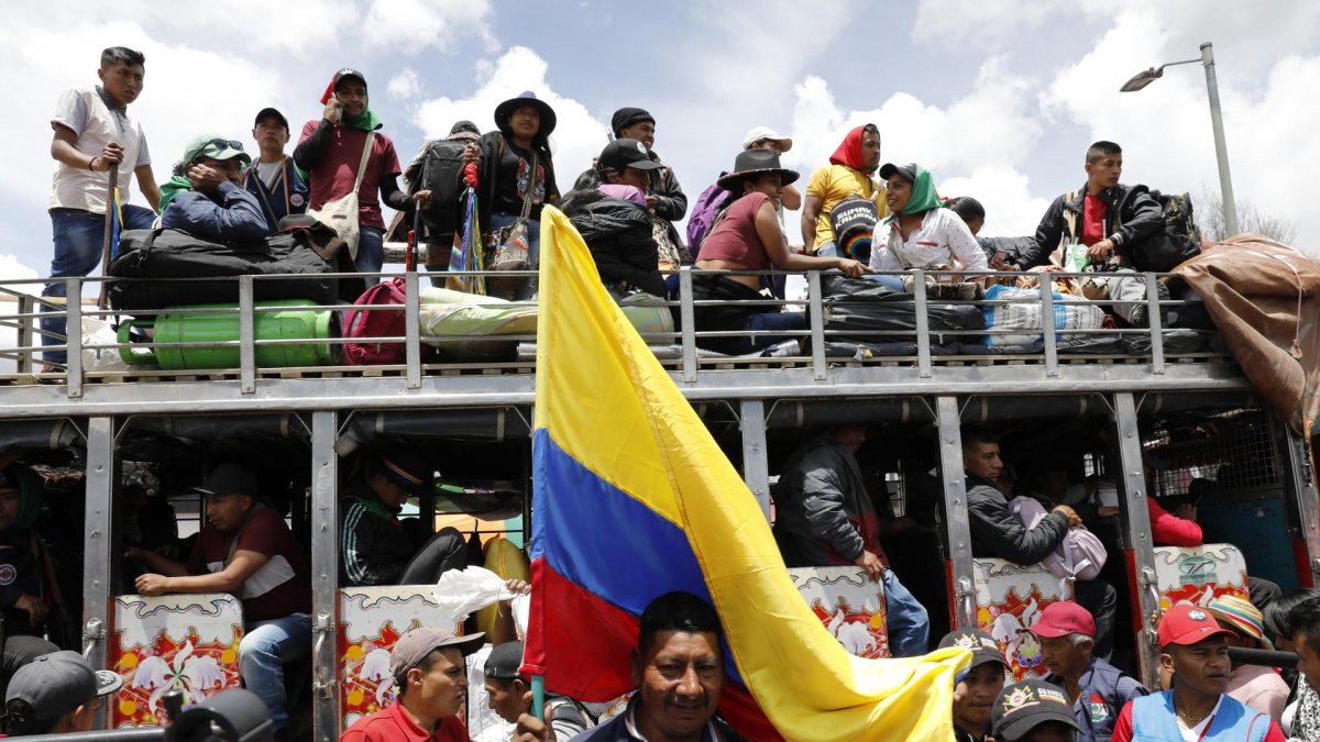 Indígenas y campesinos de varias regiones del país llegaron este martes 26 al Parque Tercer Milenio en la víspera de la Marcha por la vida, en Bogotá.