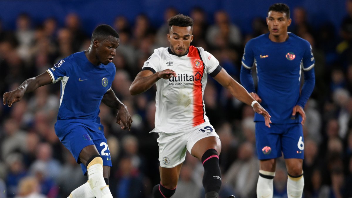 Caicedo (i) busca borrar el amargo momento del Chelsea, que apenas sumó una victoria en los 6 partidos de Premier League que jugó hasta la fecha.