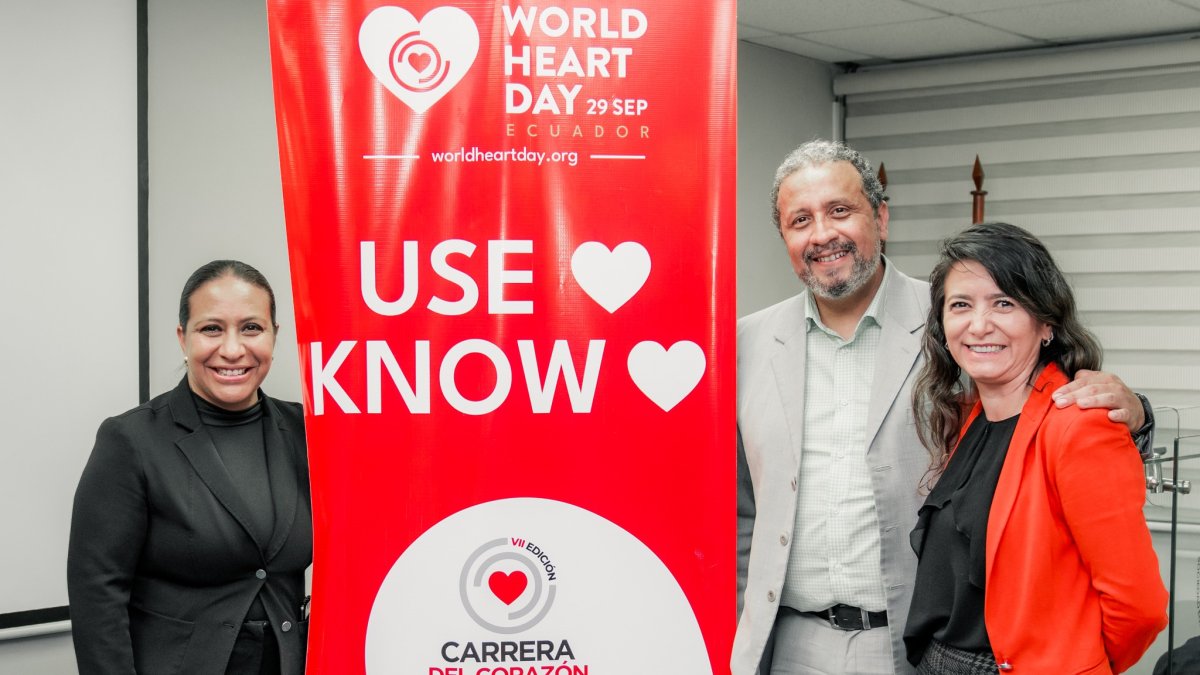 Presentación. El presidente de la Sociedad Ecuatoriana de Cardiología, Bolívar Sáenz, durante el anuncio de la carrera.