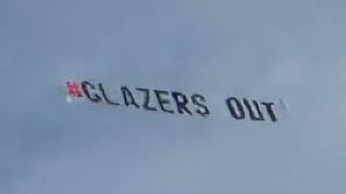 Los hinchas ingleses se organizaron para contratar la aeronave.