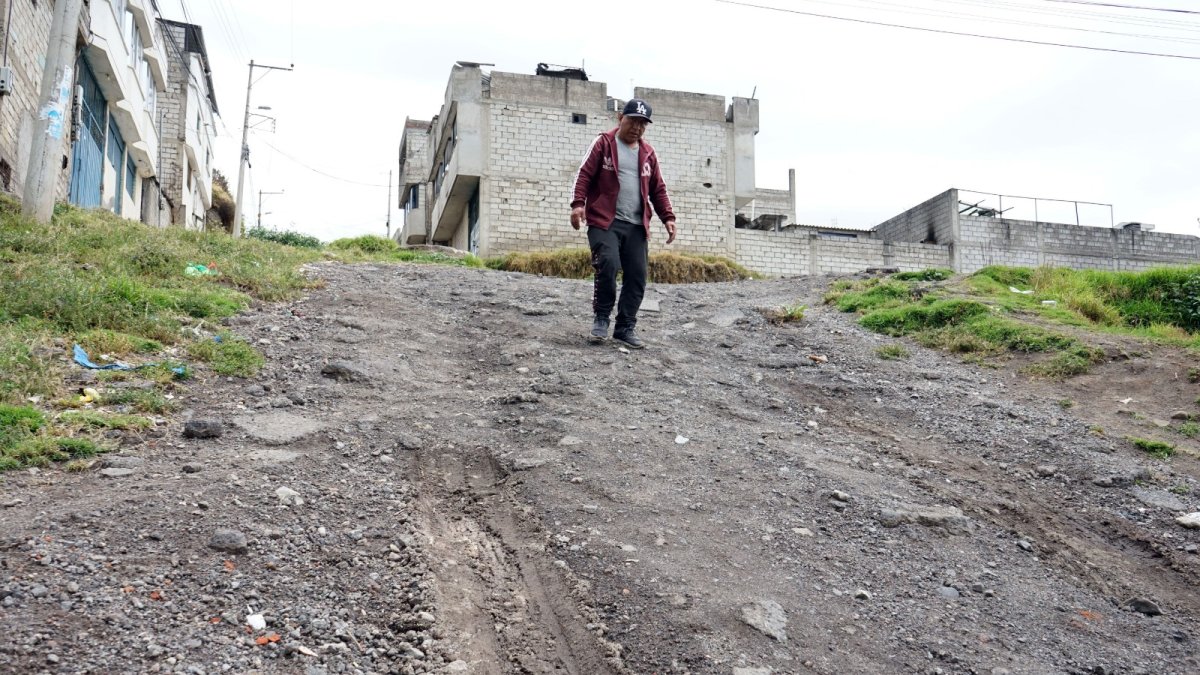 Tierra. Los caminos están en pésimo estado y ante el invierno esto empeora.