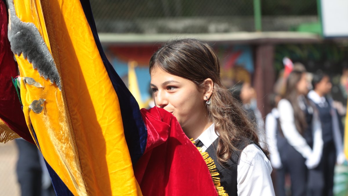 Inclinados frente a la bandera nacional, los estudiantes de tercero de bachillerato juraron defenderla, respetarla y dar su vida si fuera necesario.