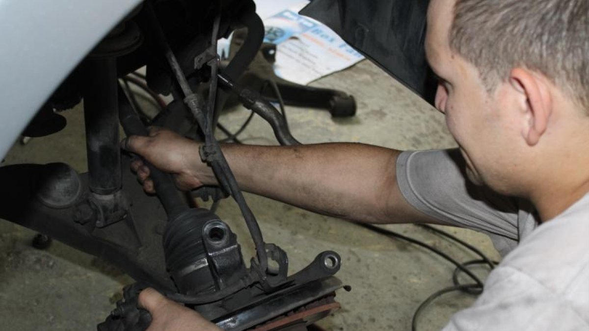 Si su carro cae en un bache realice la alineación y  balanceo de inmediato.