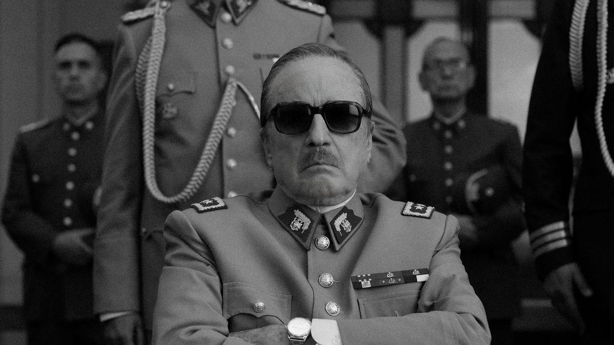 Después de vivir 250 años en el mundo, el célebre dictador chileno quiere morir de una vez por todas.