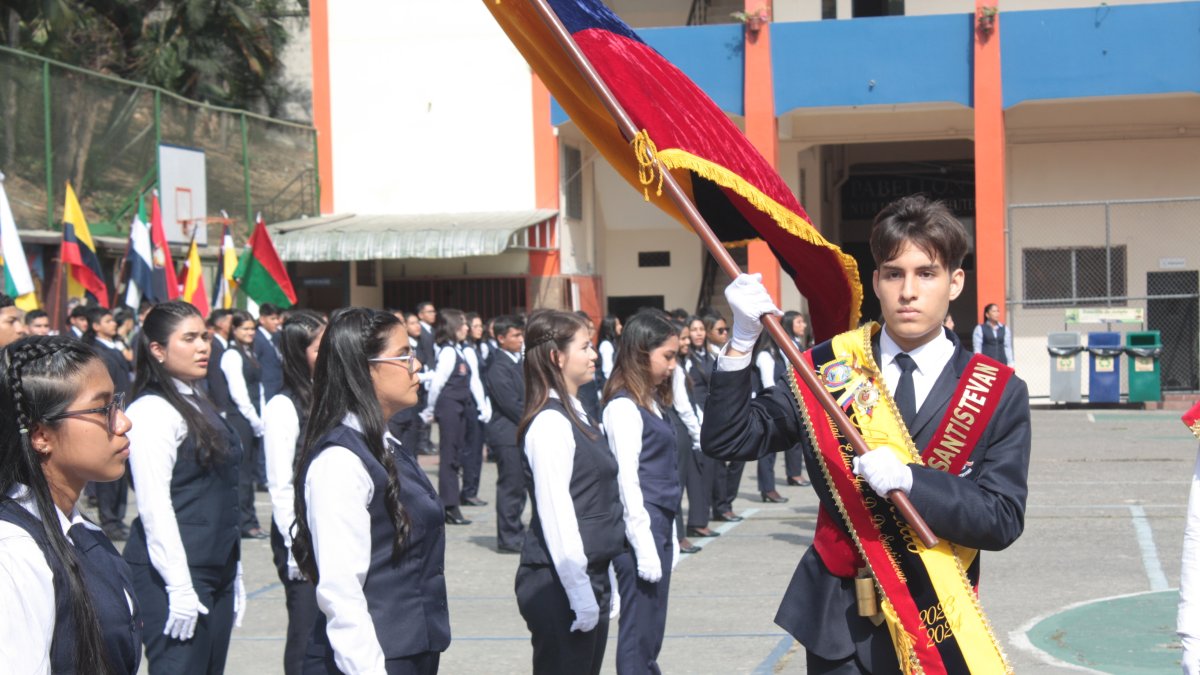 ARCHIVO. El portaestandarte de la bandera nacional es quien obtuvo el mejor promedio académico de su promoción.