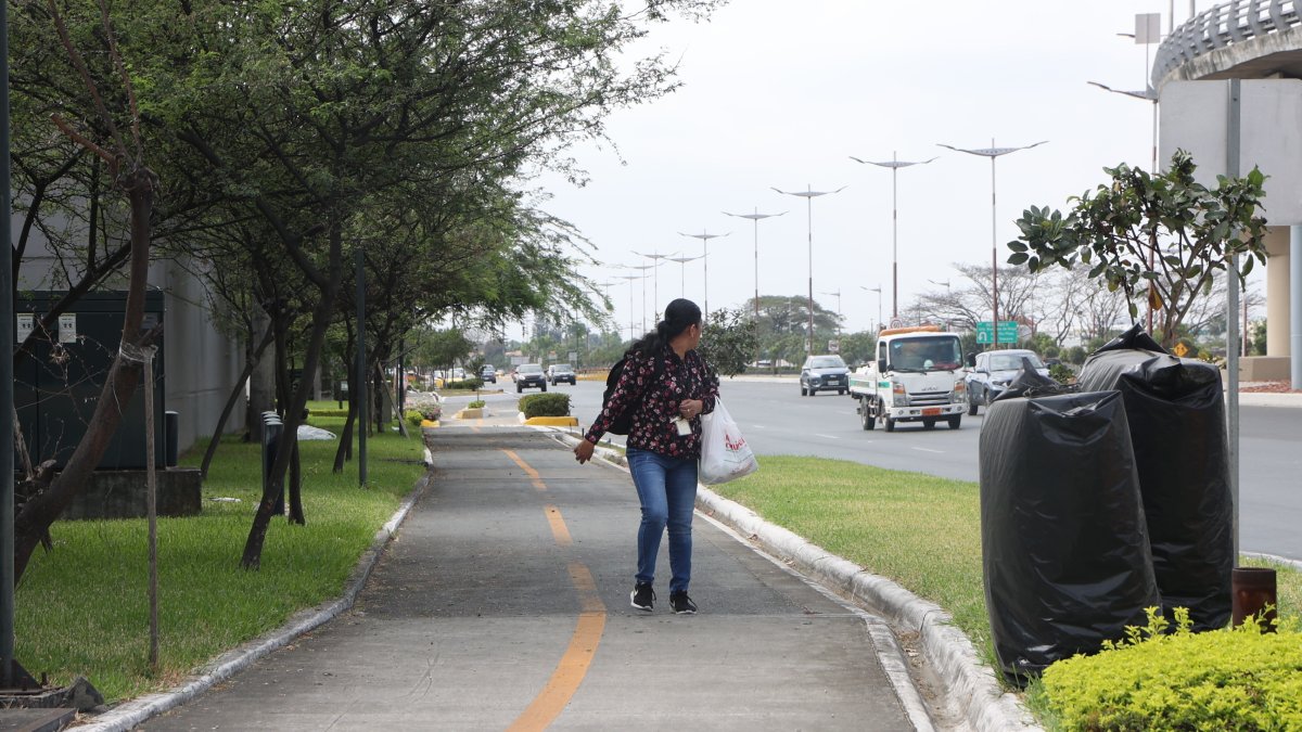 1. En las vías. Mirando para todos lados, agarrando con fuerza sus pertenencias y con miedo si alguien pasa cerca. Así circulan los transeúntes en las calles de La Puntilla