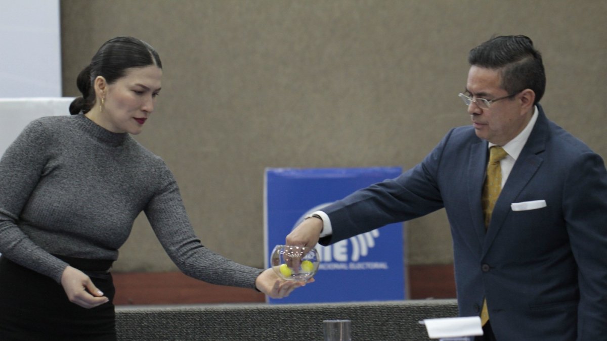Sorteo. Los nombres de los postulantes Luisa González y Daniel Noboa fueron colocados en un ánfora.