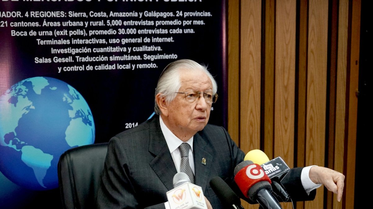 Polibio Córdova, presidente de Cedatos, difundió los resultados del último estudio de opinión.