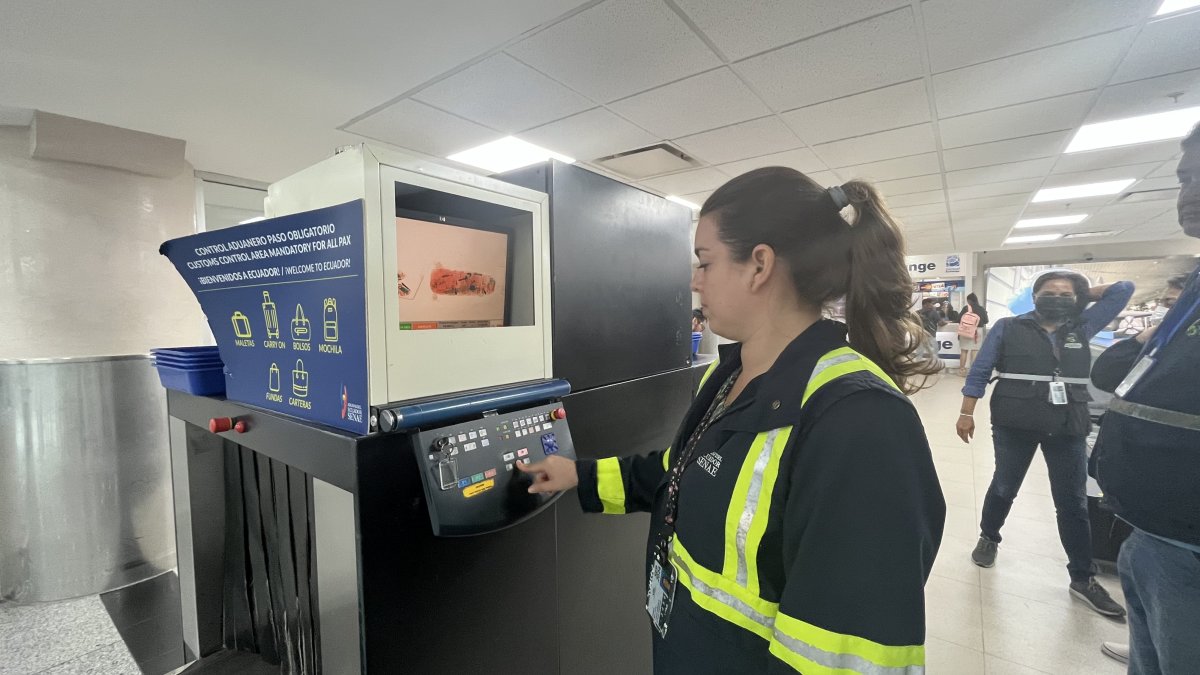 Inspección. Personal de la Aduana verifica si no hay bienes tributables del pasajero aéreo.