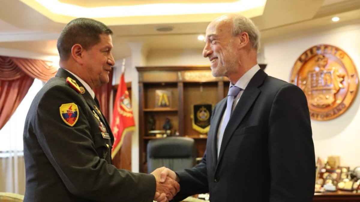 Visita. La reunión se llevó acabó en la capital ecuatoriana, entre el embajador argentino y altos mandos militares.