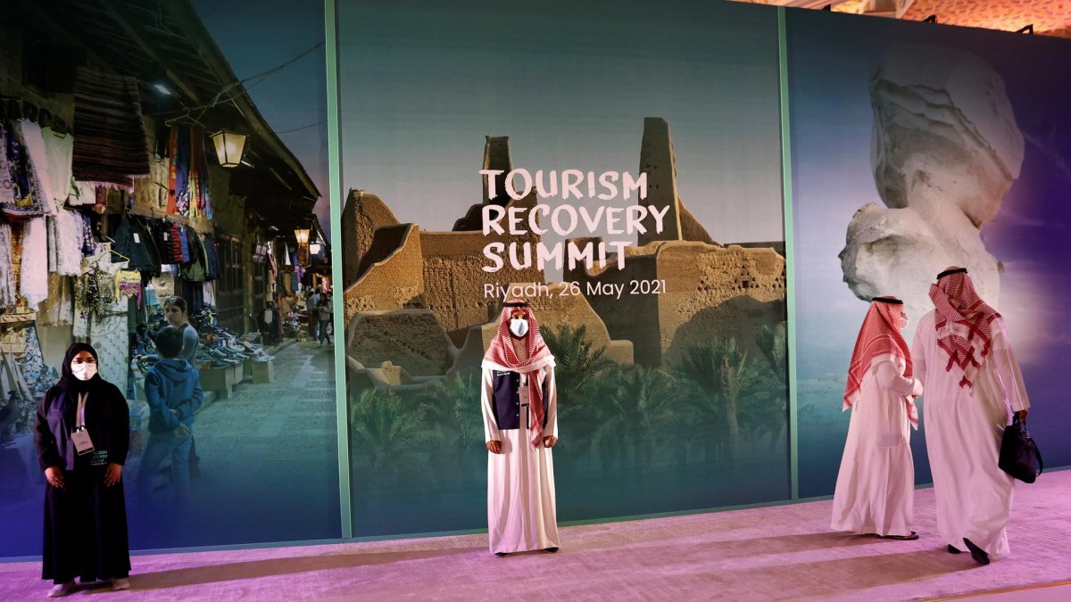 Imagen de archivo de varios asistentes durante la Cumbre de la Recuperación del Turismo en Riad (Arabia Saudí).