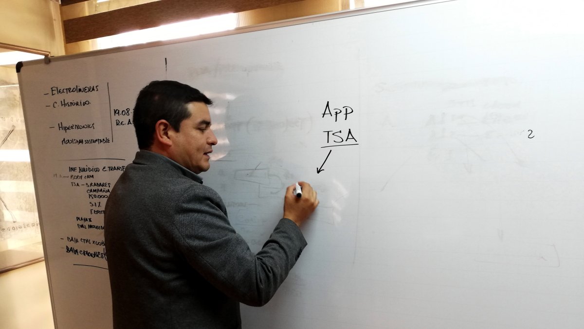 Juan Carlos Aguirre, catedrático y exgerente de la EMOV