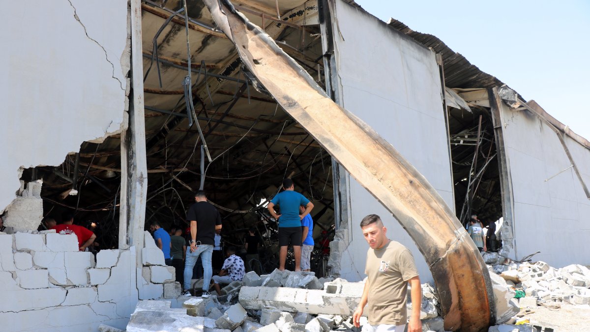 Los iraquíes inspeccionan la escena después de que se produjera un incendio en un salón de bodas en la ciudad de Hamdaniya, provincia de Nínive, al norte de Irak, el 27 de septiembre de 2023.