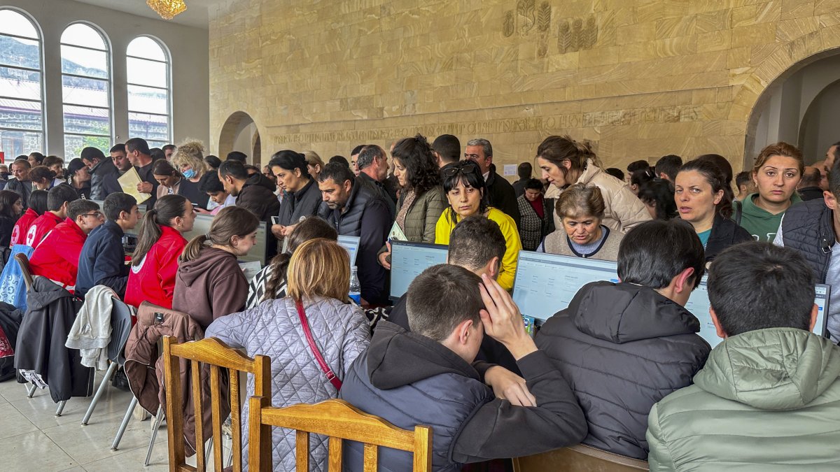 Éxodo. La ciudad armenia de Goris, a 250 kilómetros de Ereván, recibe miles de refugiados procedentes de Nagorno Karabaj.