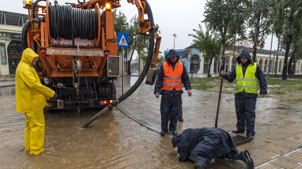 Localidad de Volos, Grecia, donde unos trabajaodres ,limpian tras la riada