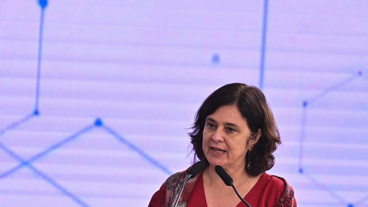 La ministra de Salud de Brasil, Nisia Trindade, habla durante la ceremonia de lanzamiento de la nueva estrategia para el Complejo Económico-Industrial de Salud.
