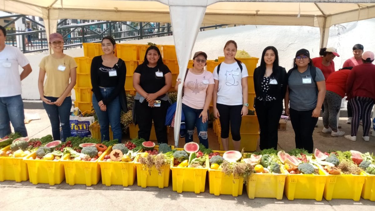Operativo. Voluntarios reúnen alimentos recolectados en uno de los mercados de Guayaquil.